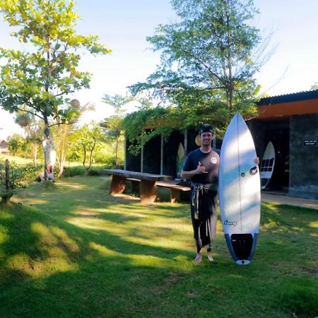 Отель Keramas Surf Camp Экстерьер фото